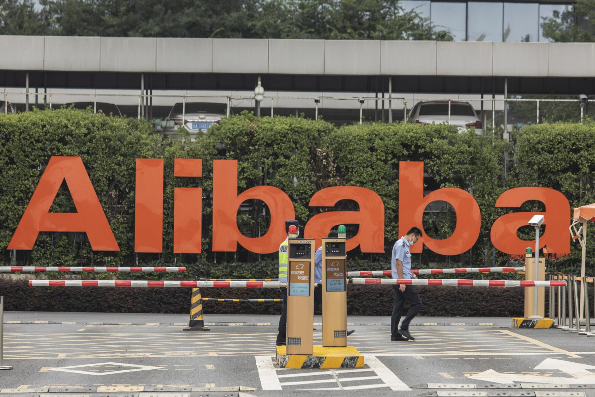Bán tháo cổ phần truyền hình, gã khổng lồ Alibaba đang tính rút chân khỏi mảng truyền thông?