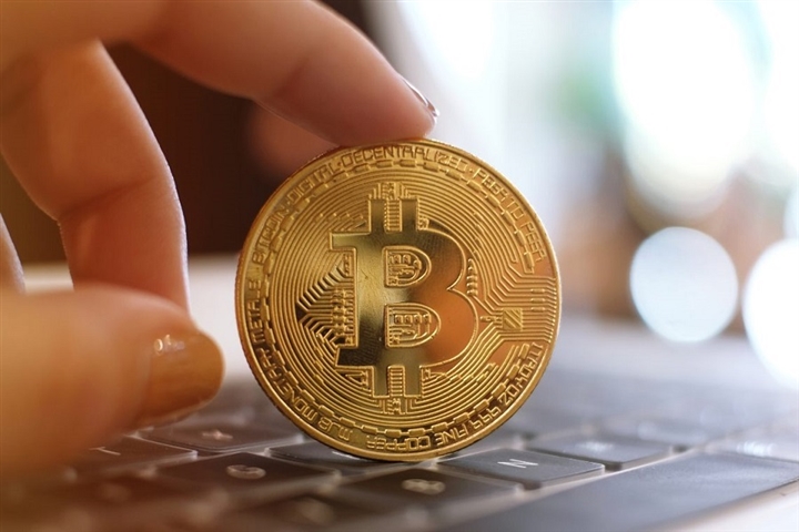 Bitcoin nhích tăng, rủi ro chực chờ