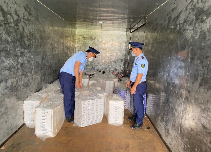 Bắt giữ phương tiện vận chuyển 15.000 bao thuốc lá điếu nhập lậu