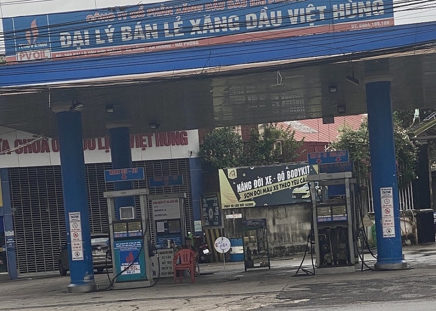Treo biển 'mất điện', một cửa hàng xăng dầu bị phạt