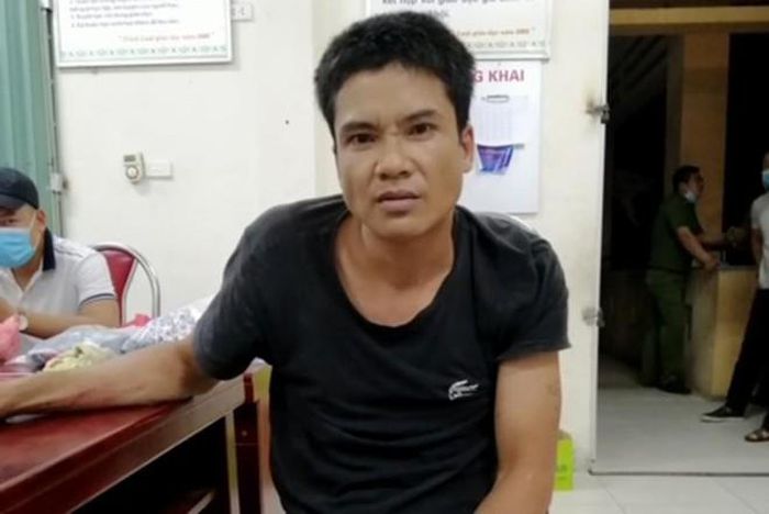 Người đàn ông mặc váy, vào nhà vệ sinh trường học cướp tài sản