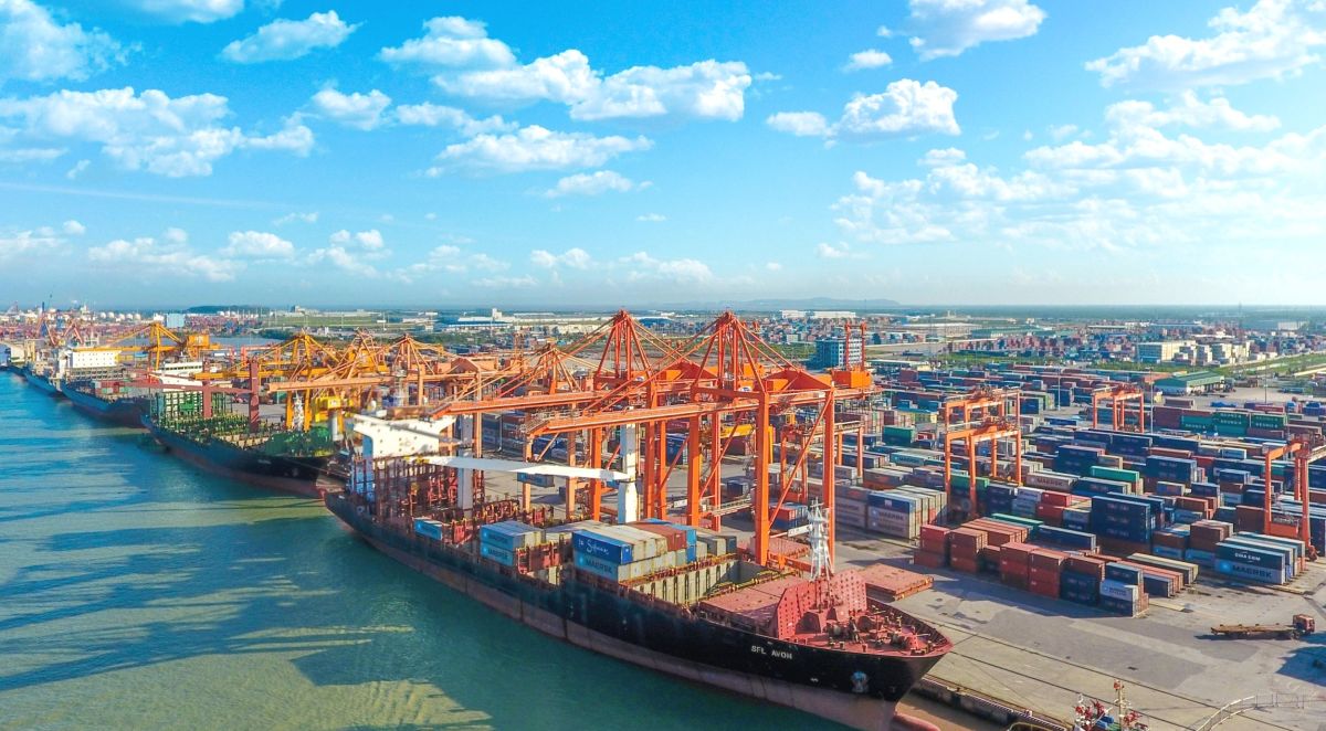 Xuất siêu quay trở lại, điểm sáng trong bức tranh kinh tế