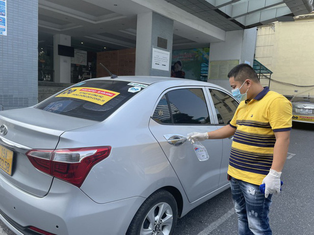 'Đói khách', tài xế khóc ròng vì không đủ bù tiền xăng, phí xét nghiệm