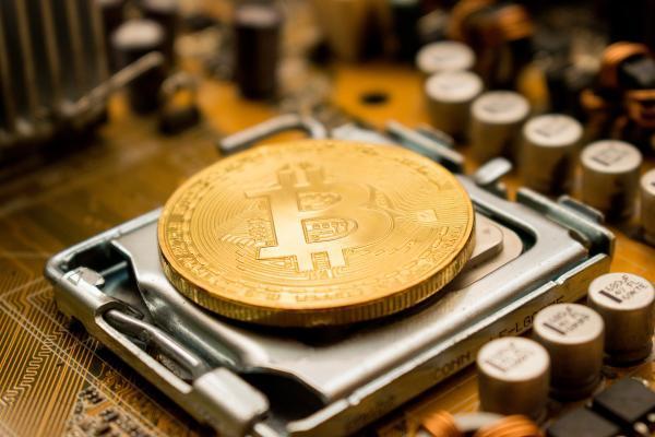 Bitcoin lập đỉnh mới cao nhất lịch sử, thị trường ngập sắc xanh