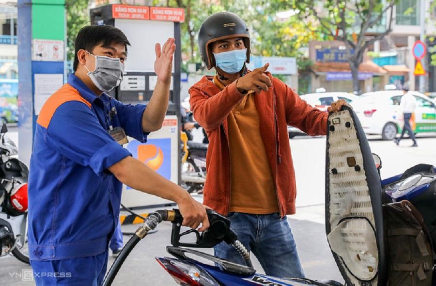 Thứ trưởng Bộ Công Thương: Giá xăng dầu trong nước vẫn tăng ít hơn thế giới