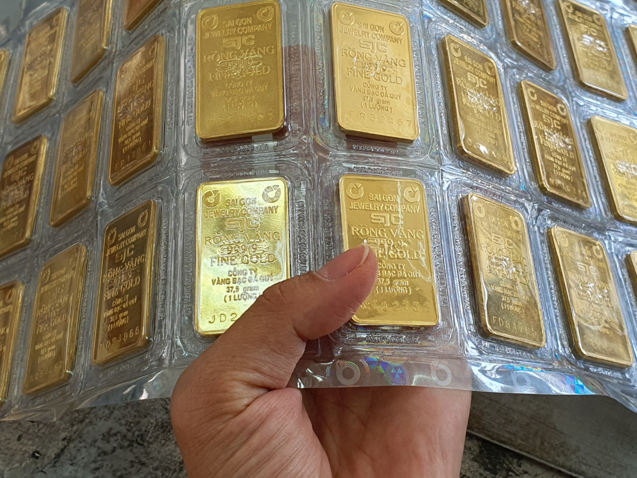 Giá vàng SJC liên tục tăng tốc, vượt xa mốc 59 triệu đồng/lượng