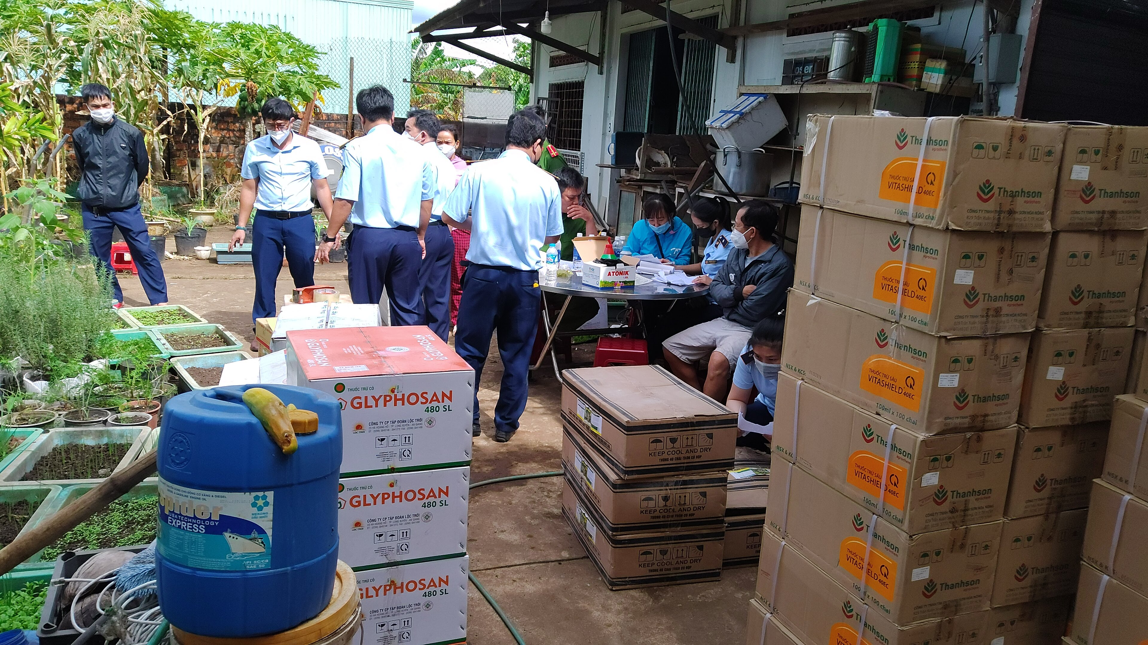 Phát hiện 3.500 lít thuốc bảo vệ thực vật chứa hoạt chất cấm sử dụng tại Việt Nam