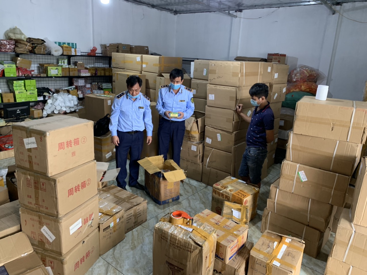 Tạm giữ lô hàng trên 2.000 sản phẩm có nhiều dấu hiệu vi phạm