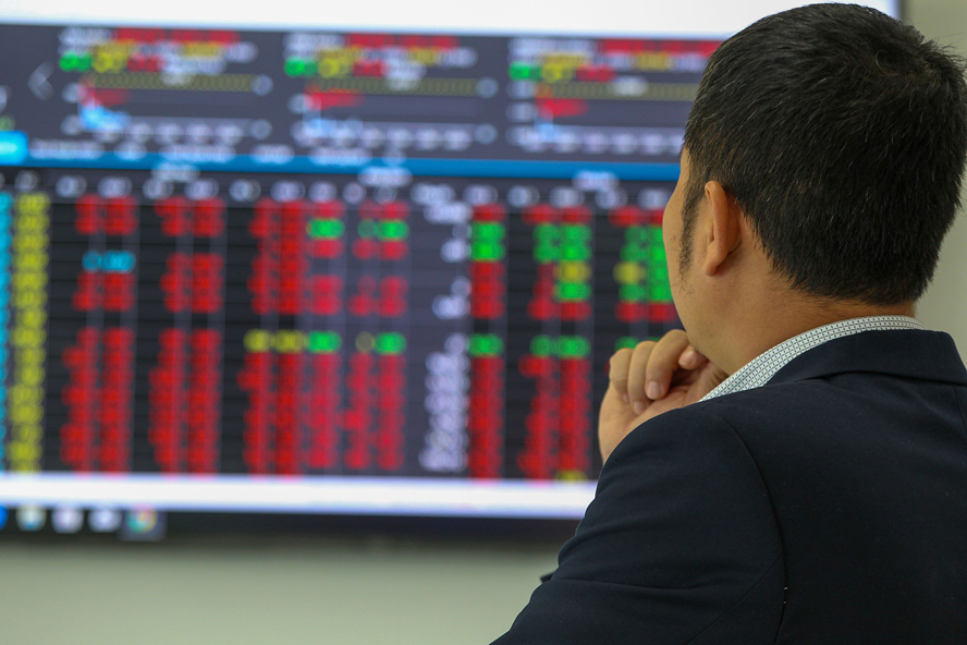Cổ phiếu ngân hàng ồ ạt tăng cao, Vn-Index vẫn giảm hơn 5 điểm