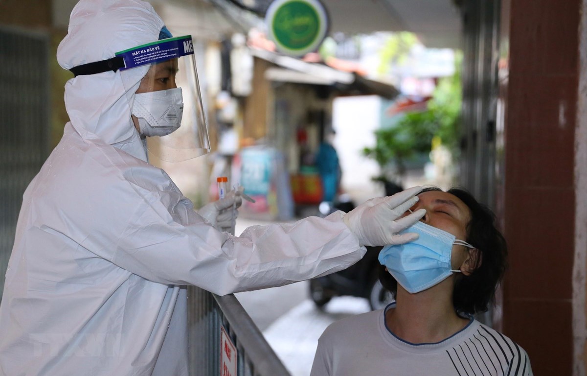 Thanh Hóa: Nhân viên y tế dùng 1 que tăm bông lấy mẫu test nhanh Covid-19 cho nhiều người