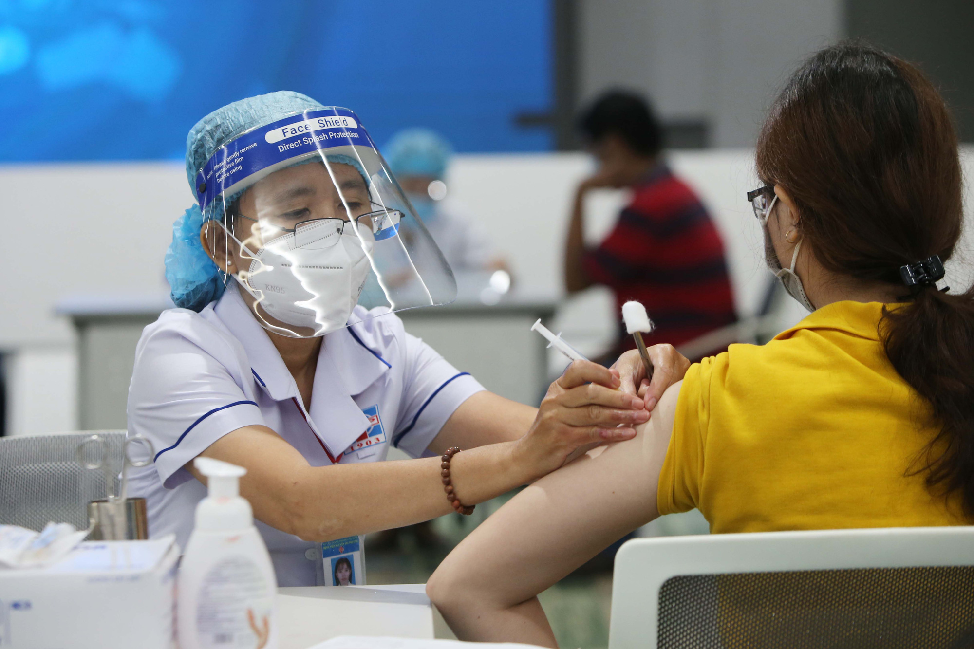 Thủ tướng yêu cầu Bộ Y tế đề xuất lộ trình xã hội hóa việc tiêm vaccine phòng COVID-19