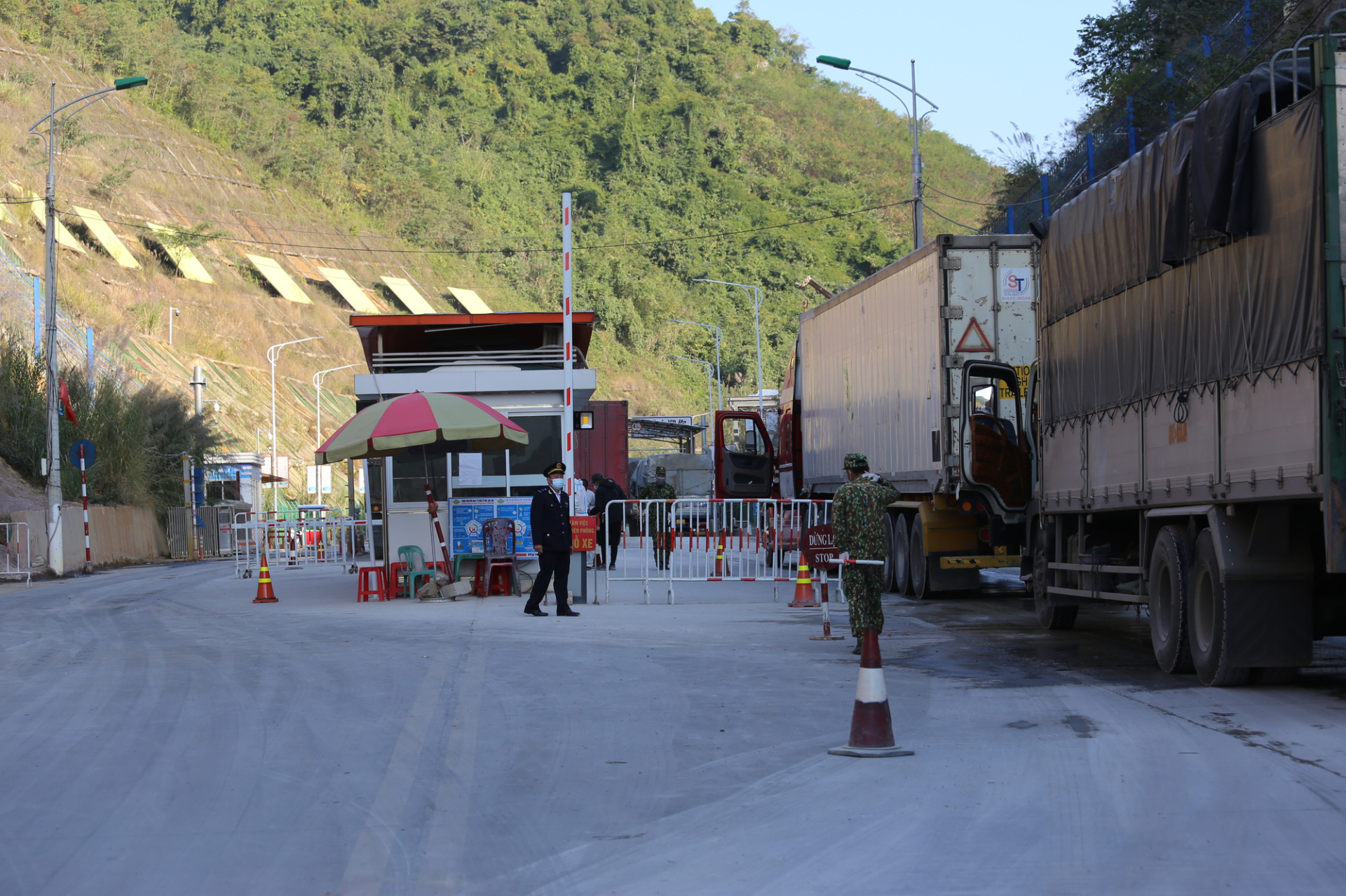 Hàng nghìn xe container nông sản ùn ứ ở cửa khẩu Tân Thanh