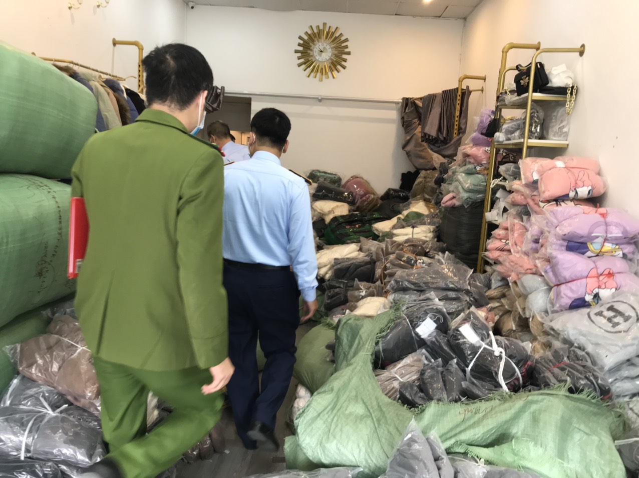 Thu giữ nhiều sản phẩm vi phạm tại Cửa hàng kinh doanh quần áo Huyền Tây