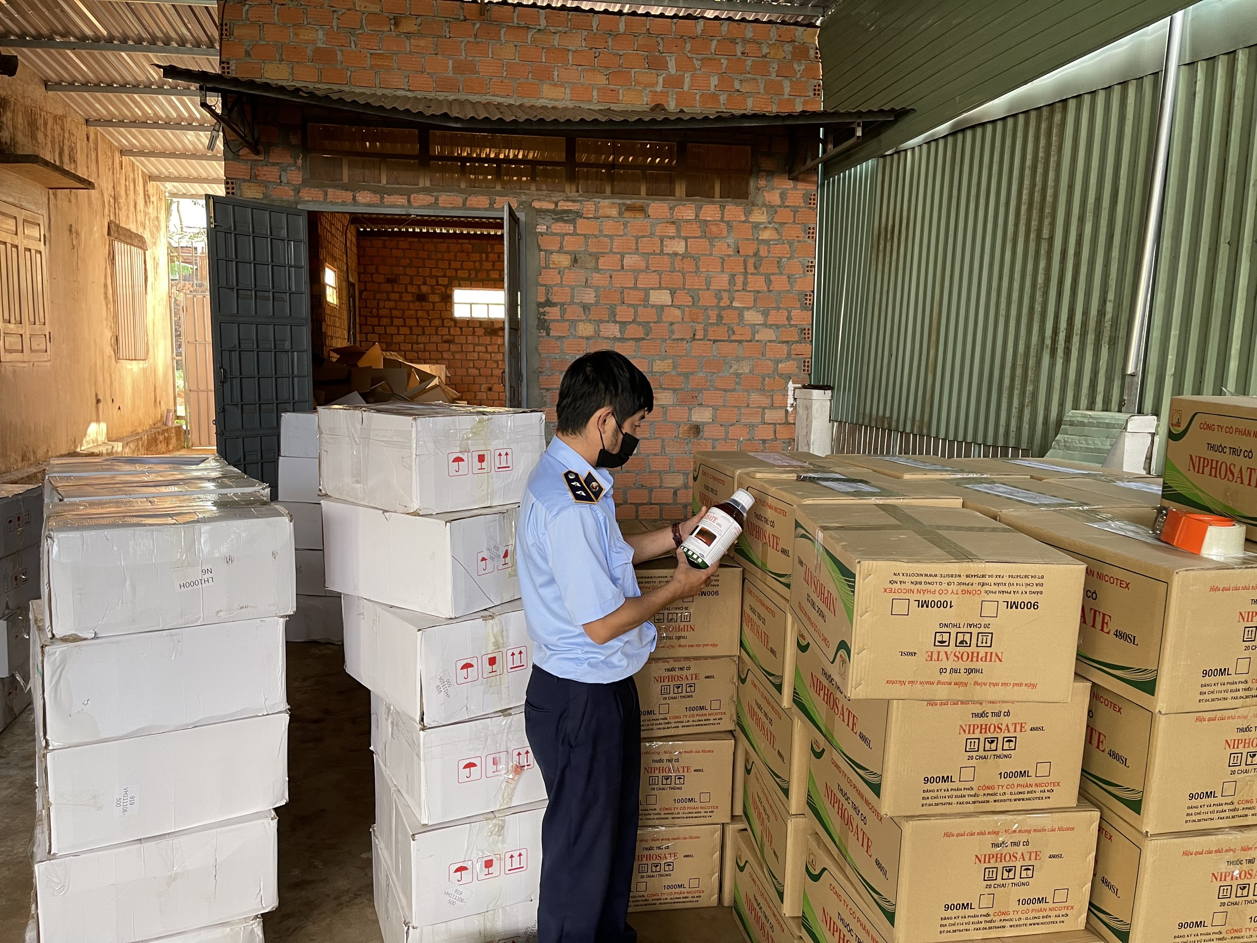 Phát hiện một cá nhân tàng trữ trên 1.600 lít thuốc bảo vệ thực vật chứa hoạt chất cấm
