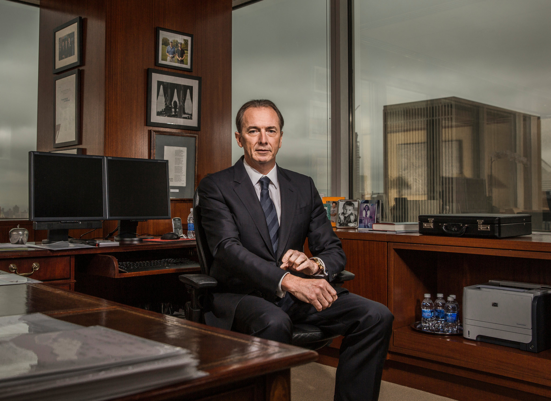 CEO Morgan Stanley kêu gọi Fed sớm tăng lãi suất