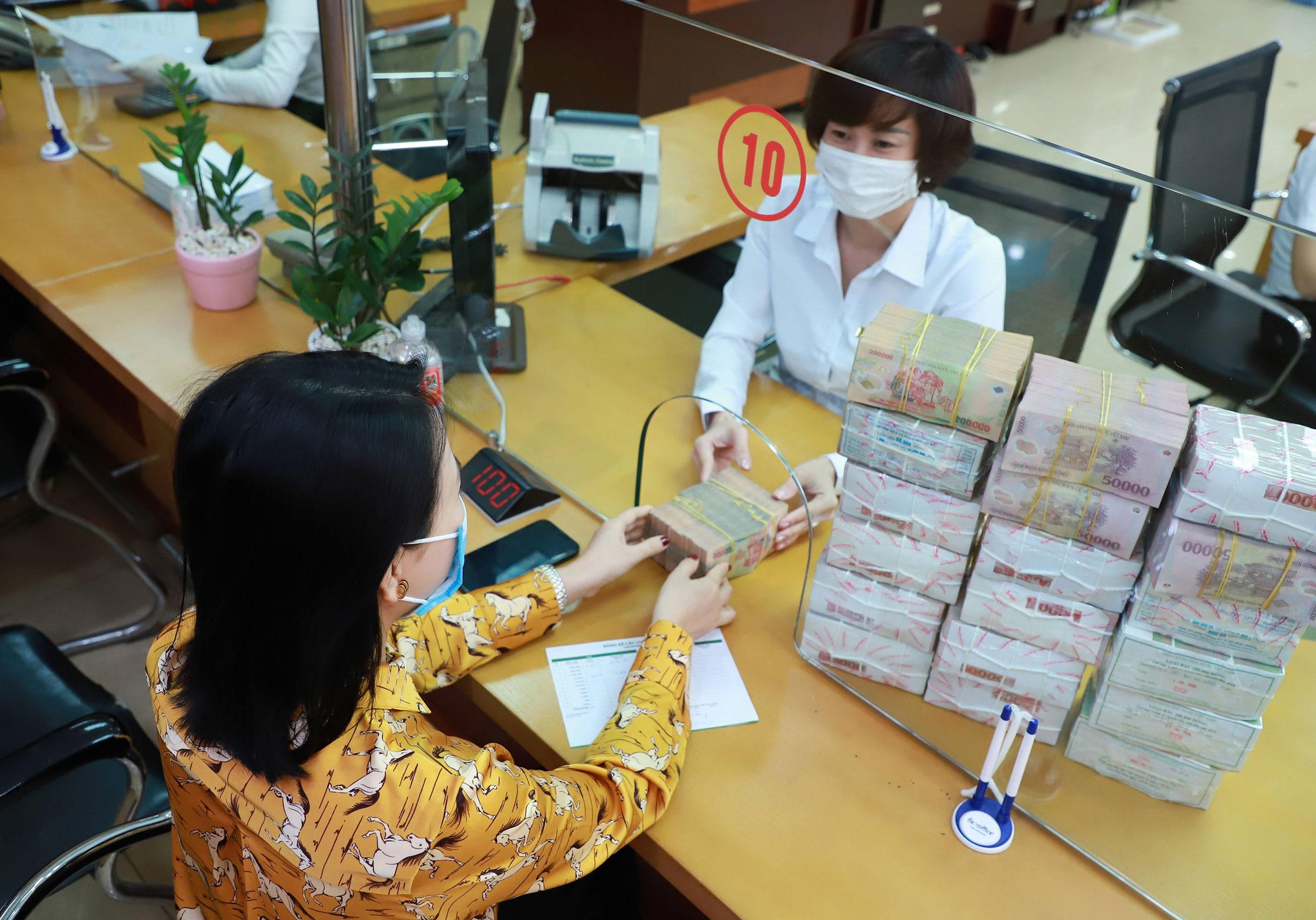 Hàng loạt chính sách giảm thuế, phí hỗ trợ doanh nghiệp và người dân