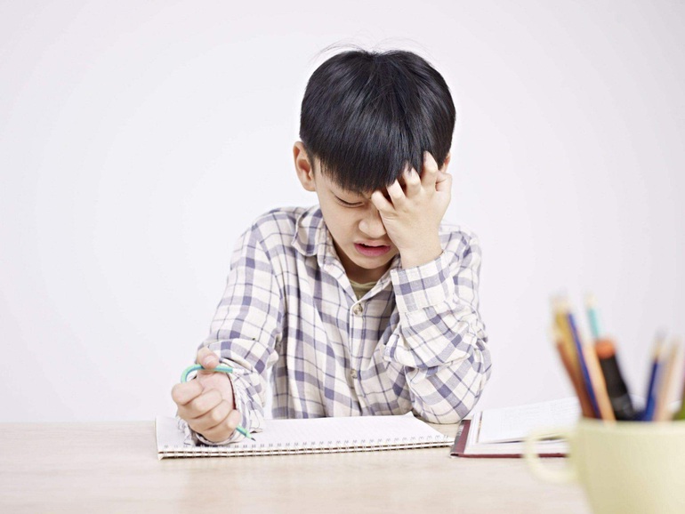 Bé trai nhảy từ tầng 22 chung cư: Cảnh báo phụ huynh về áp lực học lên con!