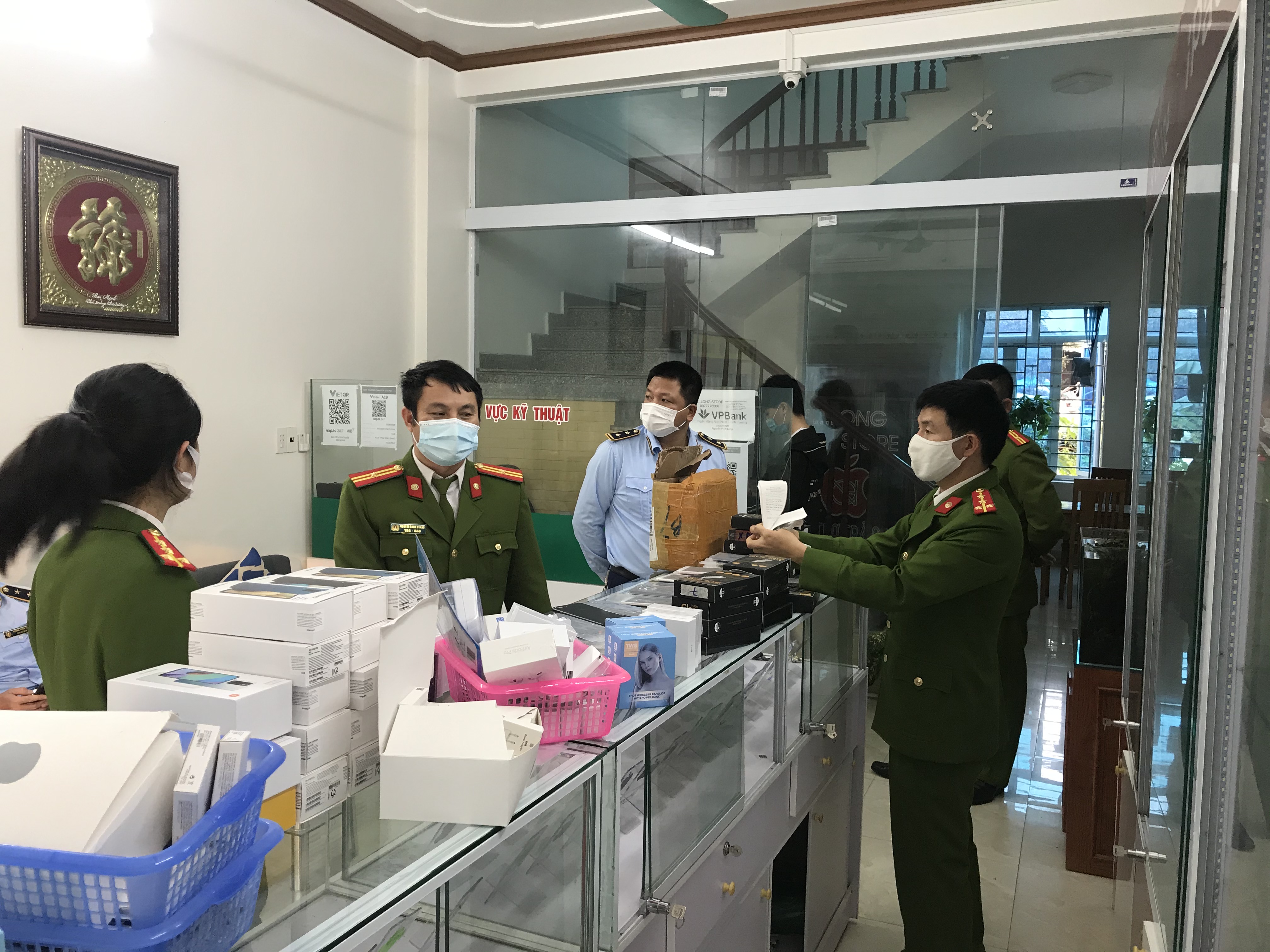 Thu giữ trên 40 điện thoại iPhone nhập lậu
