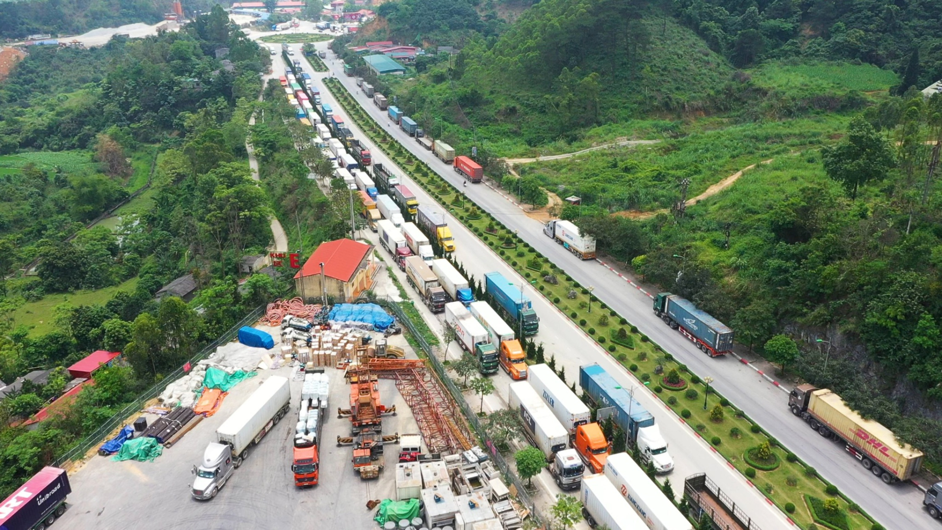 Vì sao hàng nghìn xe nông sản ùn tắc tại các cửa khẩu?