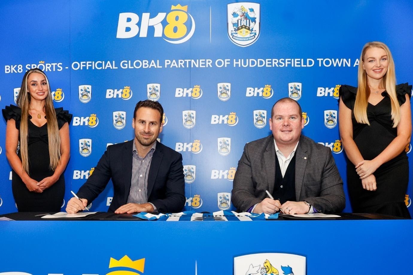 Đối tác toàn cầu mới của Club Hunddersfield Town