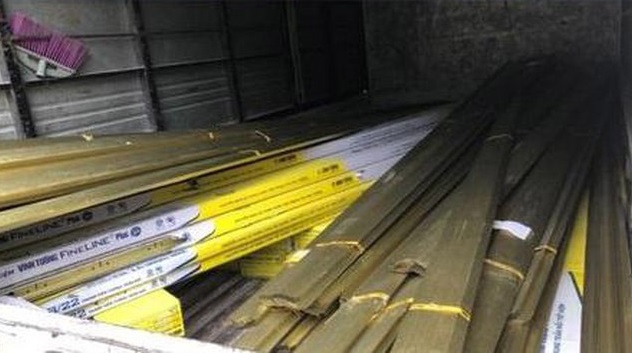 Cần tiền tiêu xài, nhóm công nhân rủ nhau 'rút ruột' công trình mang bán