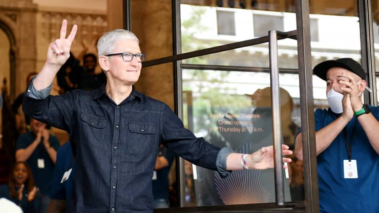 CEO Apple Tim Cook đã kiếm được bao nhiêu trong năm 2021?