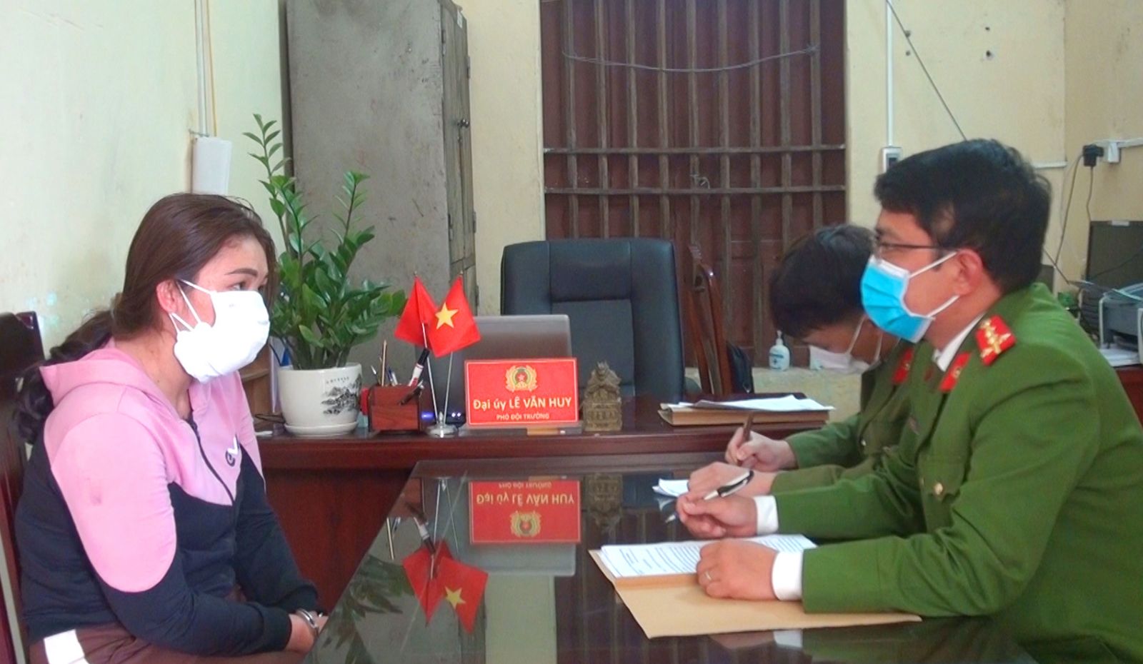 Tuyển nhân viên phục vụ quán nhậu rồi tiện thể... bán dâm