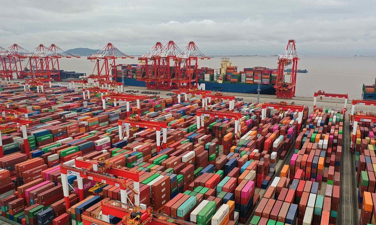 Cảng container lớn nhất thế giới tắc nghẽn nghiêm trọng do ‘Zero Covid’