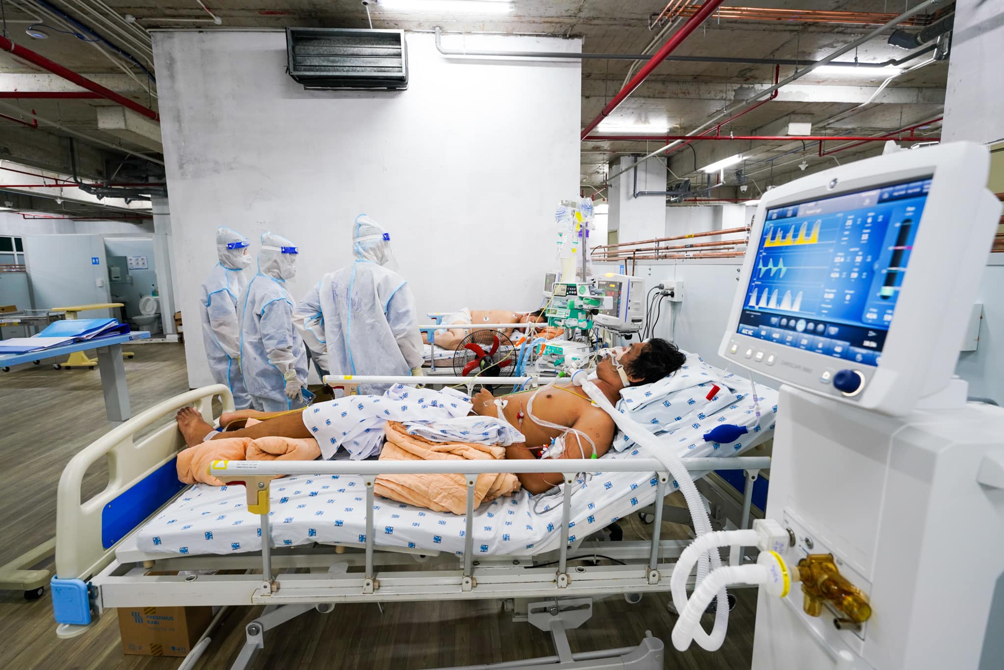 Hà Nội thêm 13 bệnh nhân COVID-19 tử vong, hơn 61.000 F0 đang điều trị