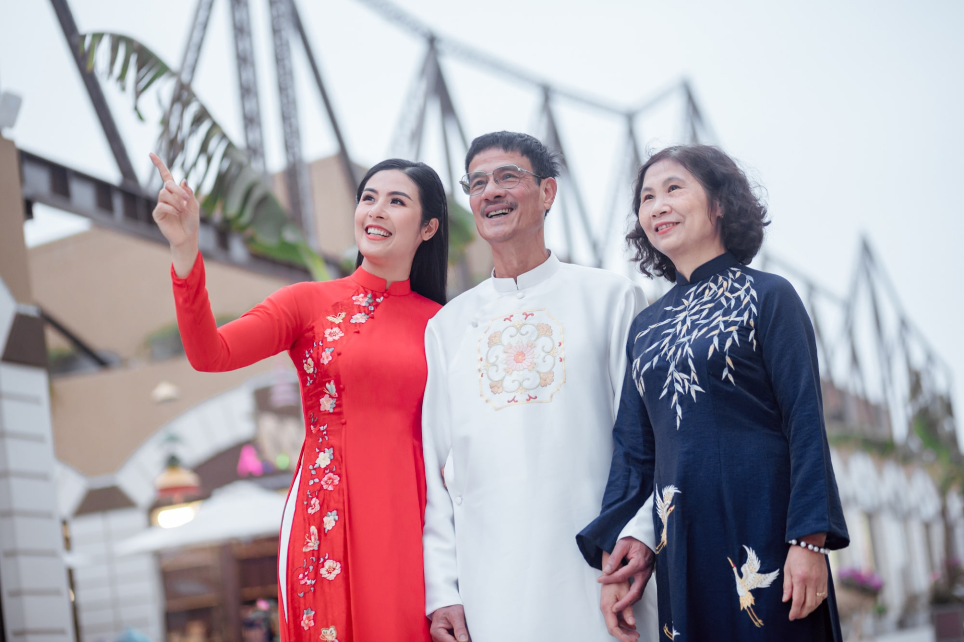 Hoa hậu Ngọc Hân và bố mẹ khoe sắc với áo dài tại đường hoa Home Hanoi Xuan