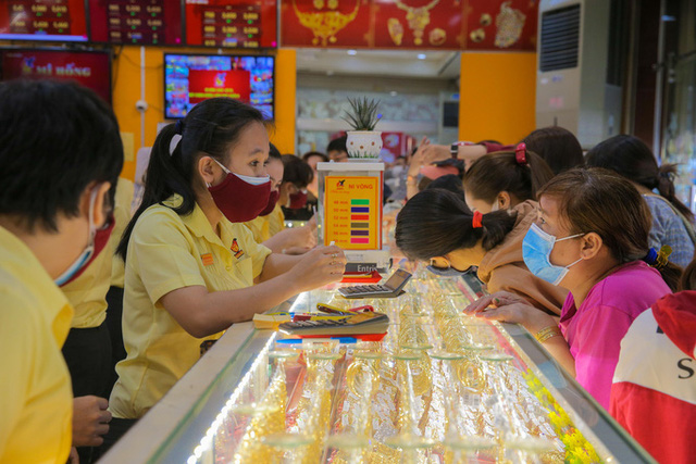 Tấp nập khách mua vàng ngày cuối năm
