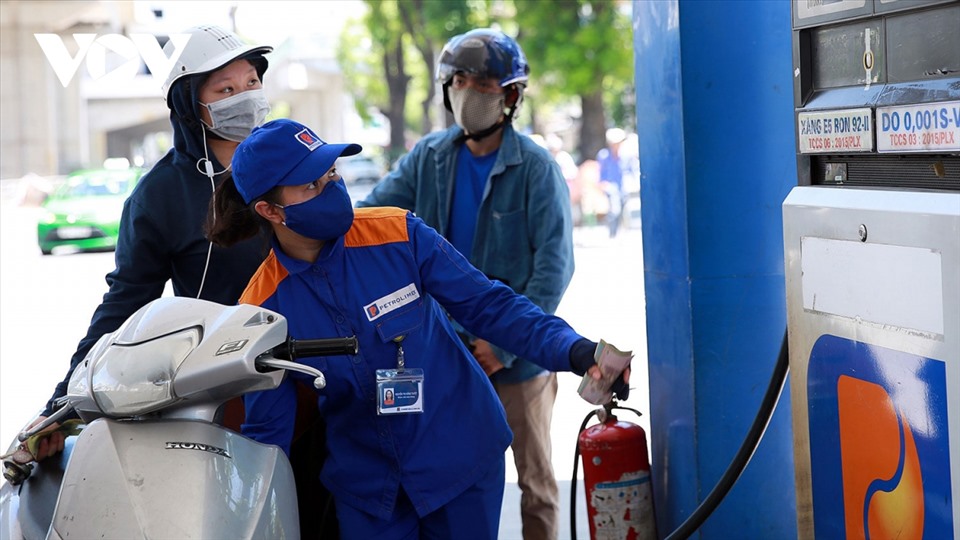 Giá xăng ngày mai có thể tăng mạnh dù đã ở mức cao nhất 8 năm
