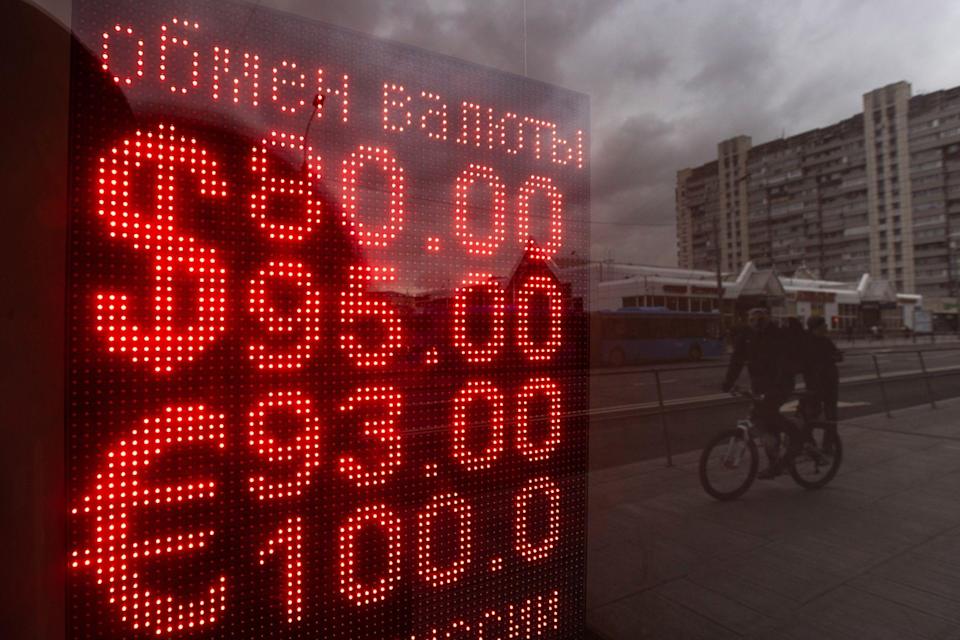 Đồng USD - “Hầm trú ẩn” của giới đầu tư trong xung đột Nga-Ukraine