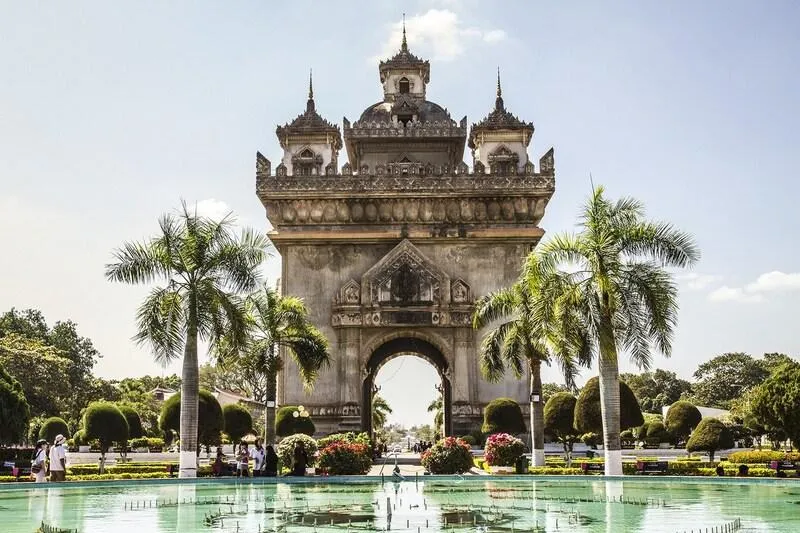 khai-hoan-mon-patuxay-2-1743345815