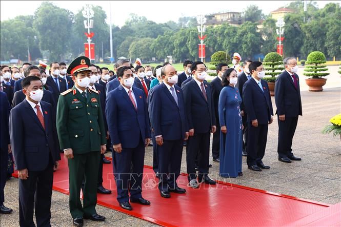 Lãnh đạo Đảng, Nhà nước và các đại biểu Quốc hội vào Lăng viếng Bác