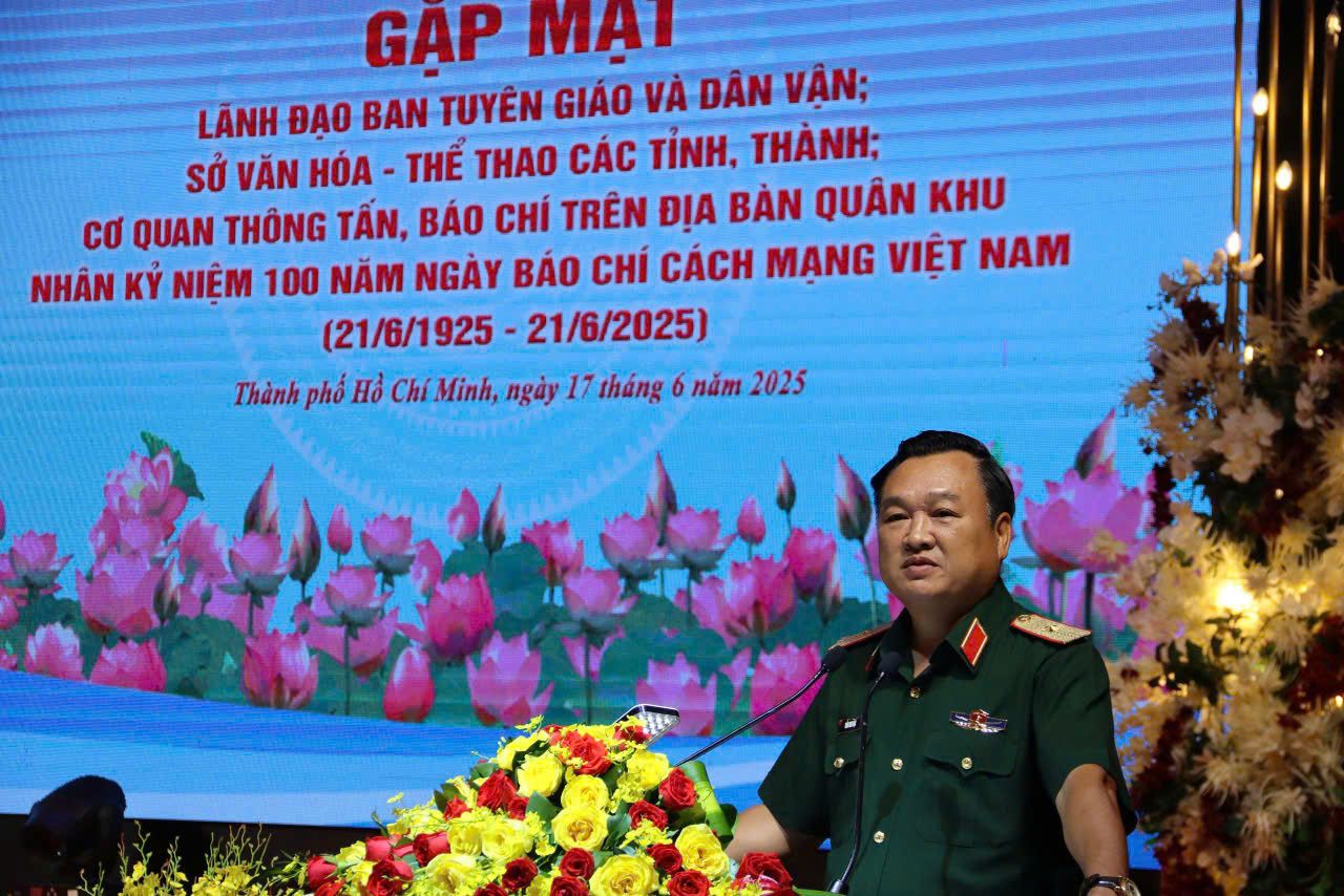 Quân khu 7 trao bằng khen cho các phóng viên xuất sắc trong phối hợp tuyên truyền