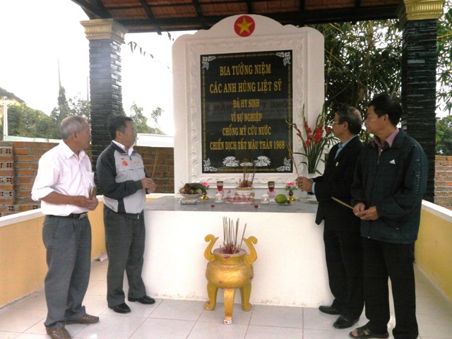 Dâng hương tưởng niệm liệt sĩ hy sinh Tết Mậu Thân 1968