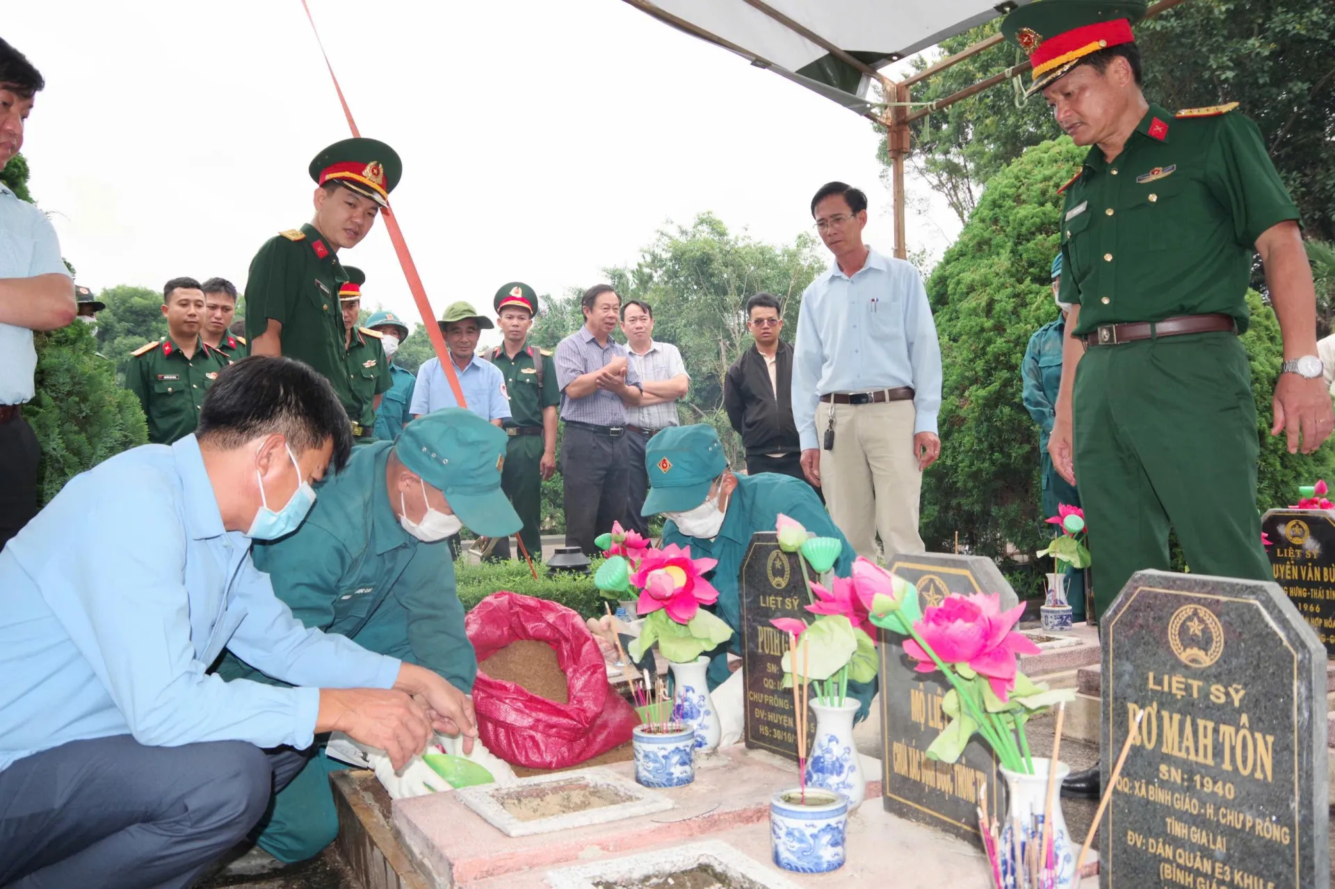 GIA LAI: TẬP HUẤN LẤY MẪU, BÀN GIAO VÀ SỐ HÓA THÔNG TIN MẪU HÀI CỐT LIỆT SĨ