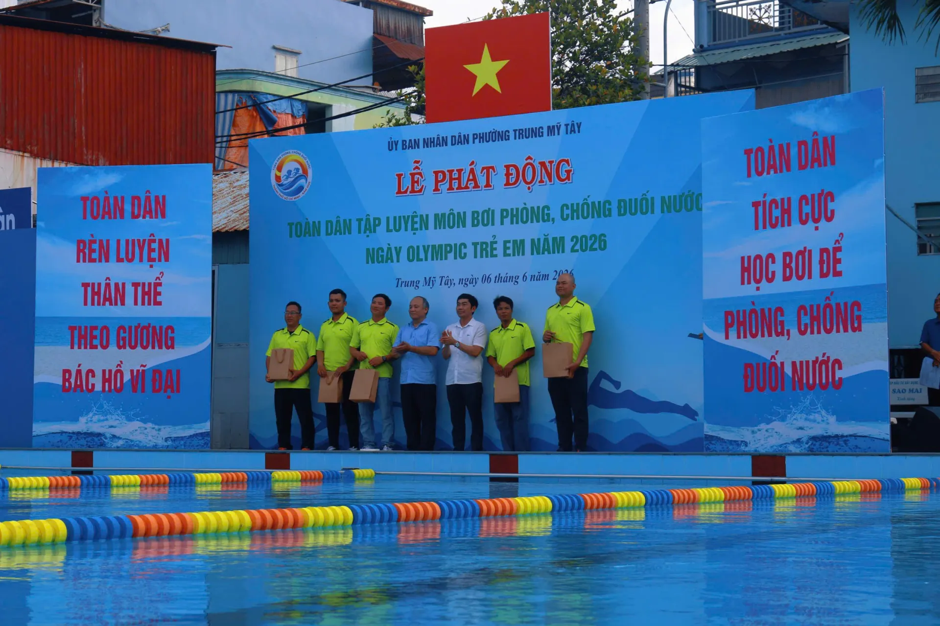 Phường Trung Mỹ Tây hưởng ứng phát động toàn dân tập luyện bơi, phòng chống đuối nước trẻ em