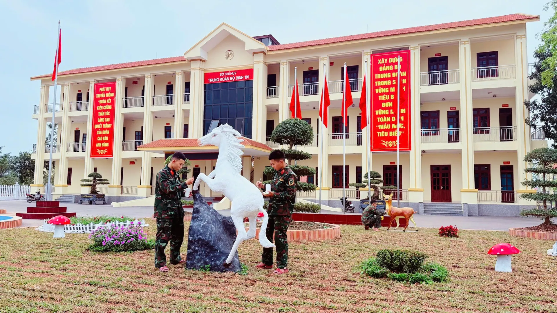 TRUNG ĐOÀN 101 PHÁT HUY NỘI LỰC, XÂY DỰNG DOANH TRẠI CHÍNH QUY, XANH, SẠCH, ĐẸP