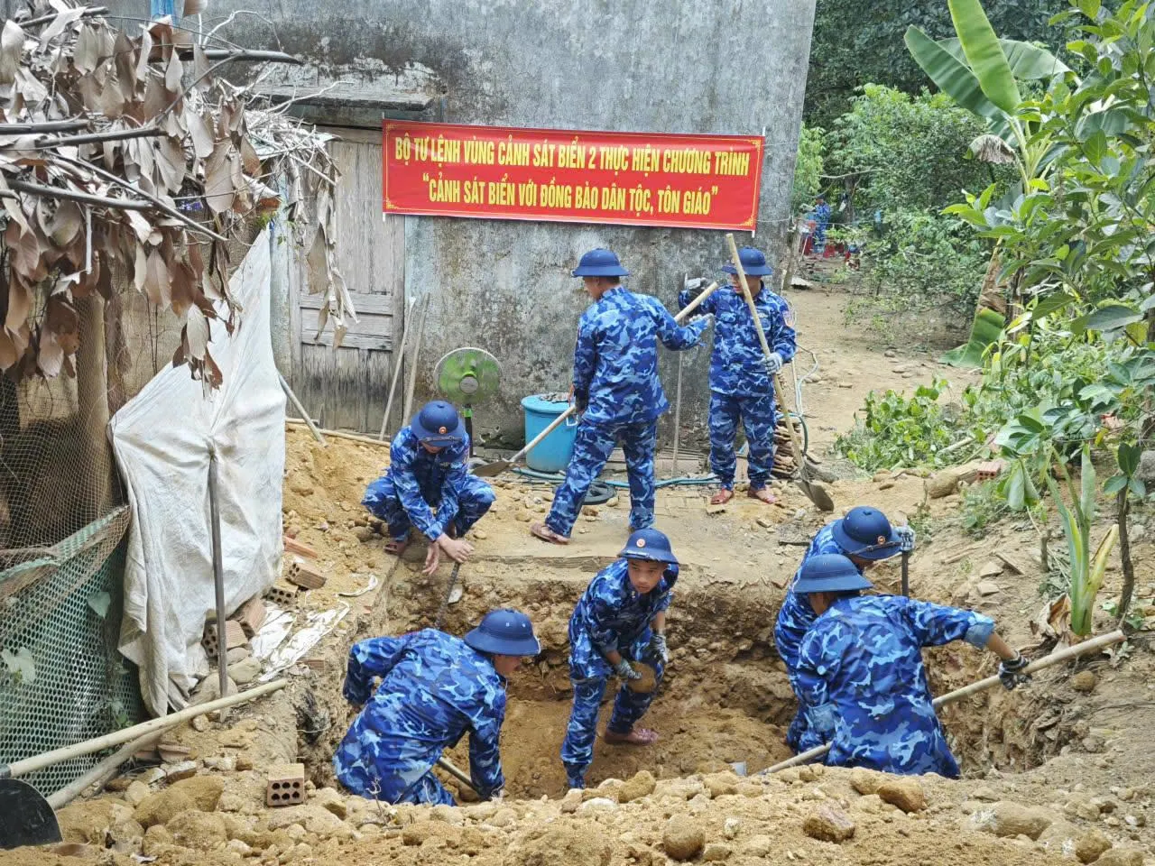 Bộ Tư lệnh Vùng Cảnh sát biển 2 thực hiện công tác dân vận tại xã Tam Mỹ