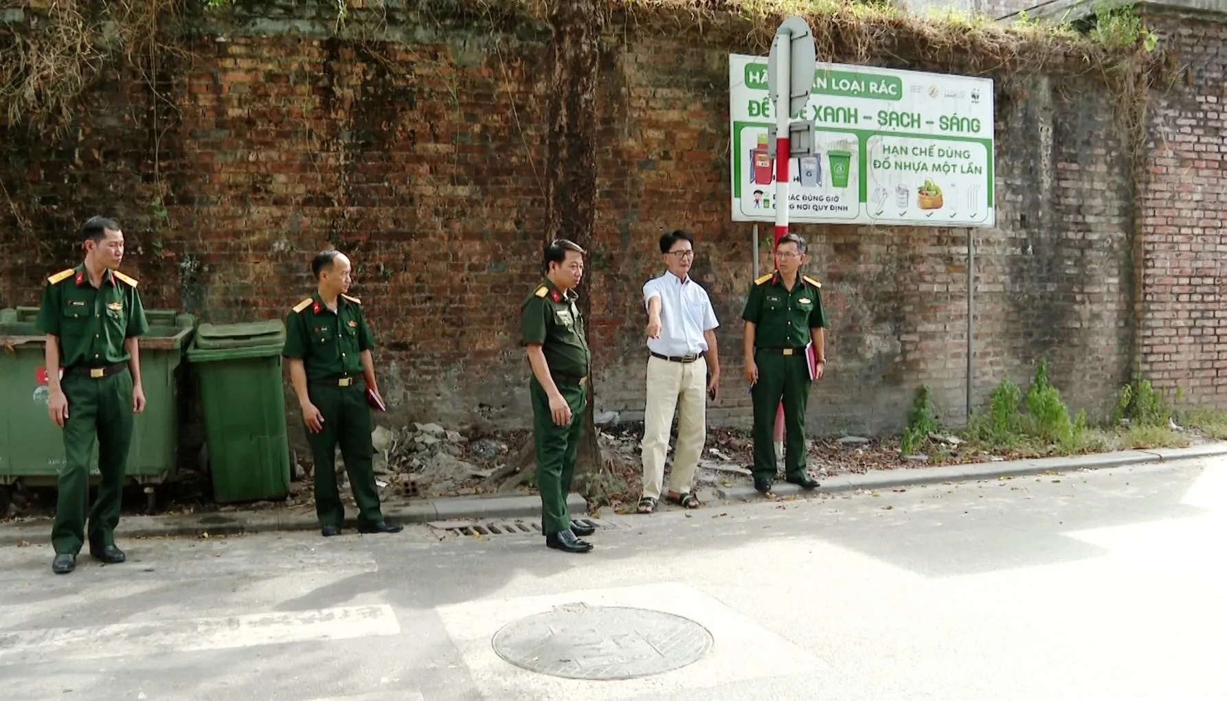 Khảo sát khu vực nghi có mộ tập thể 15 liệt sĩ tại thành phố Huế
