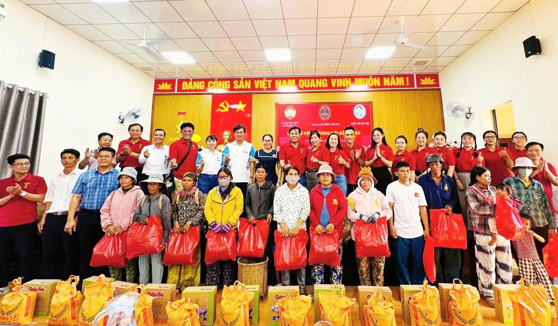 Hơn 100 phần quà đến với đồng bào Raglai khó khăn ở xã Phước Hà
