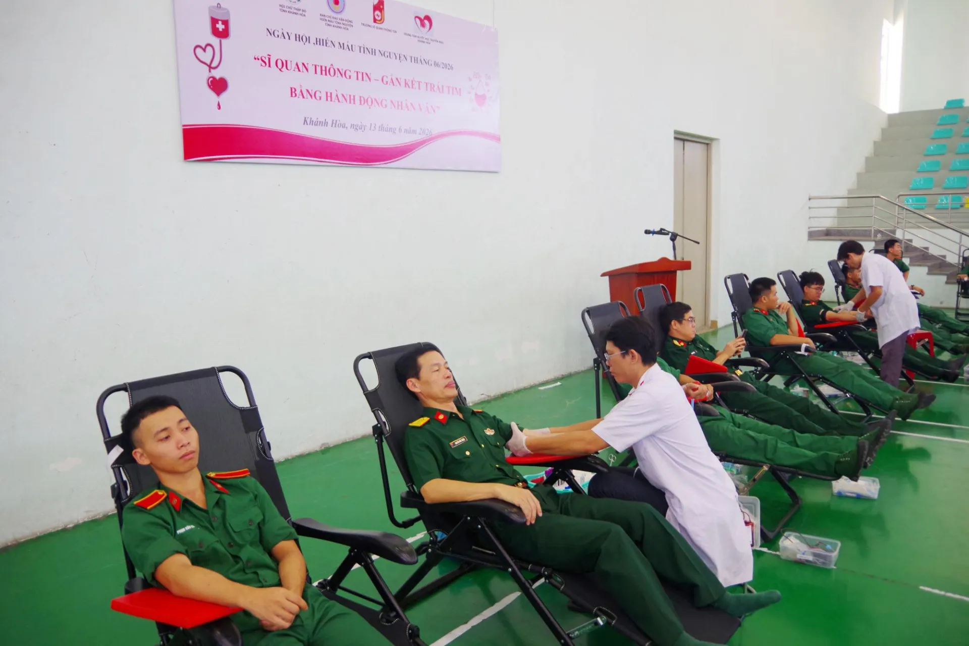 Trường Sĩ quan Thông tin phấn đấu tiếp nhận 500 đơn vị máu