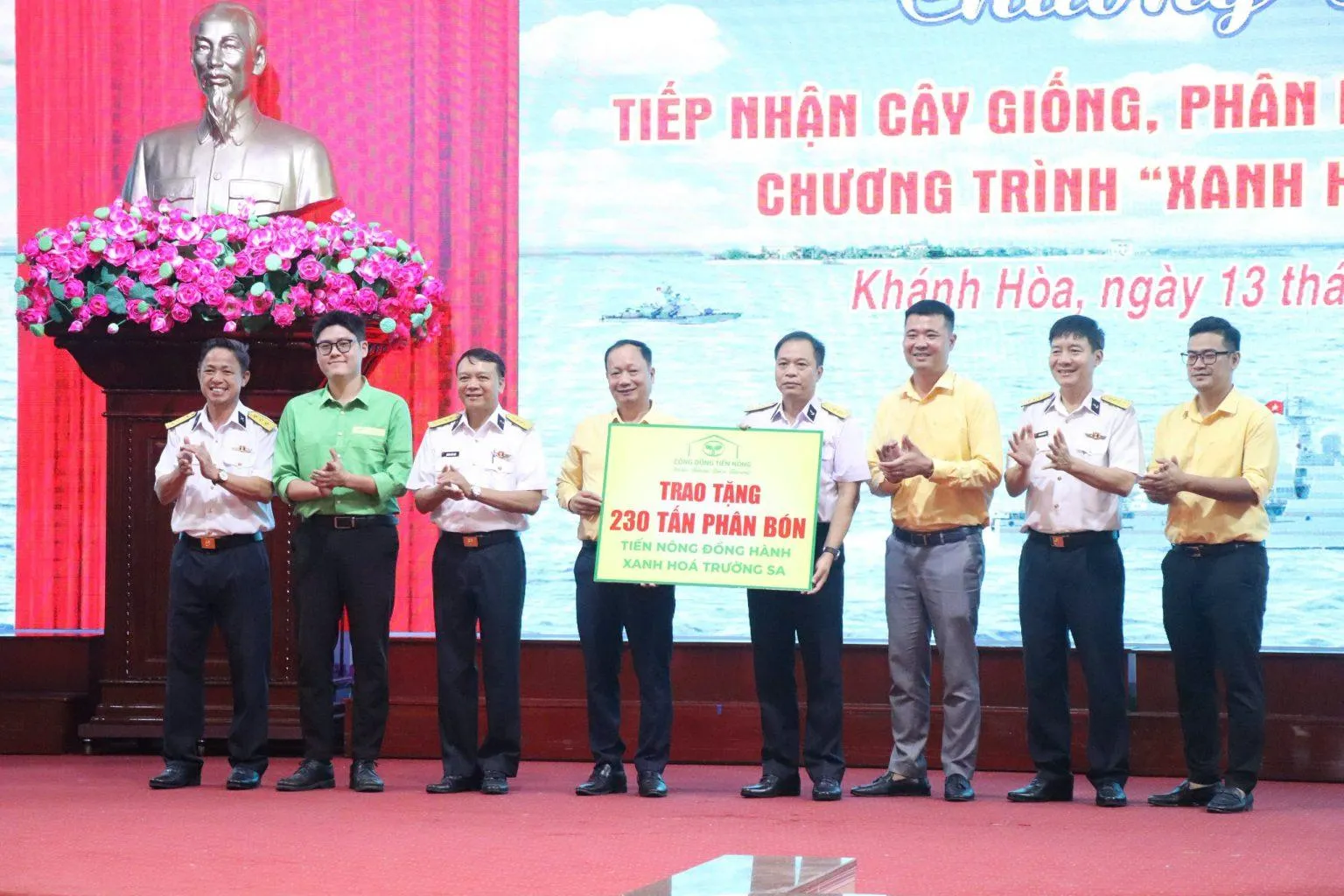 Tiến Nông trao tặng 230 tấn phân bón, chung tay xanh hóa Trường Sa