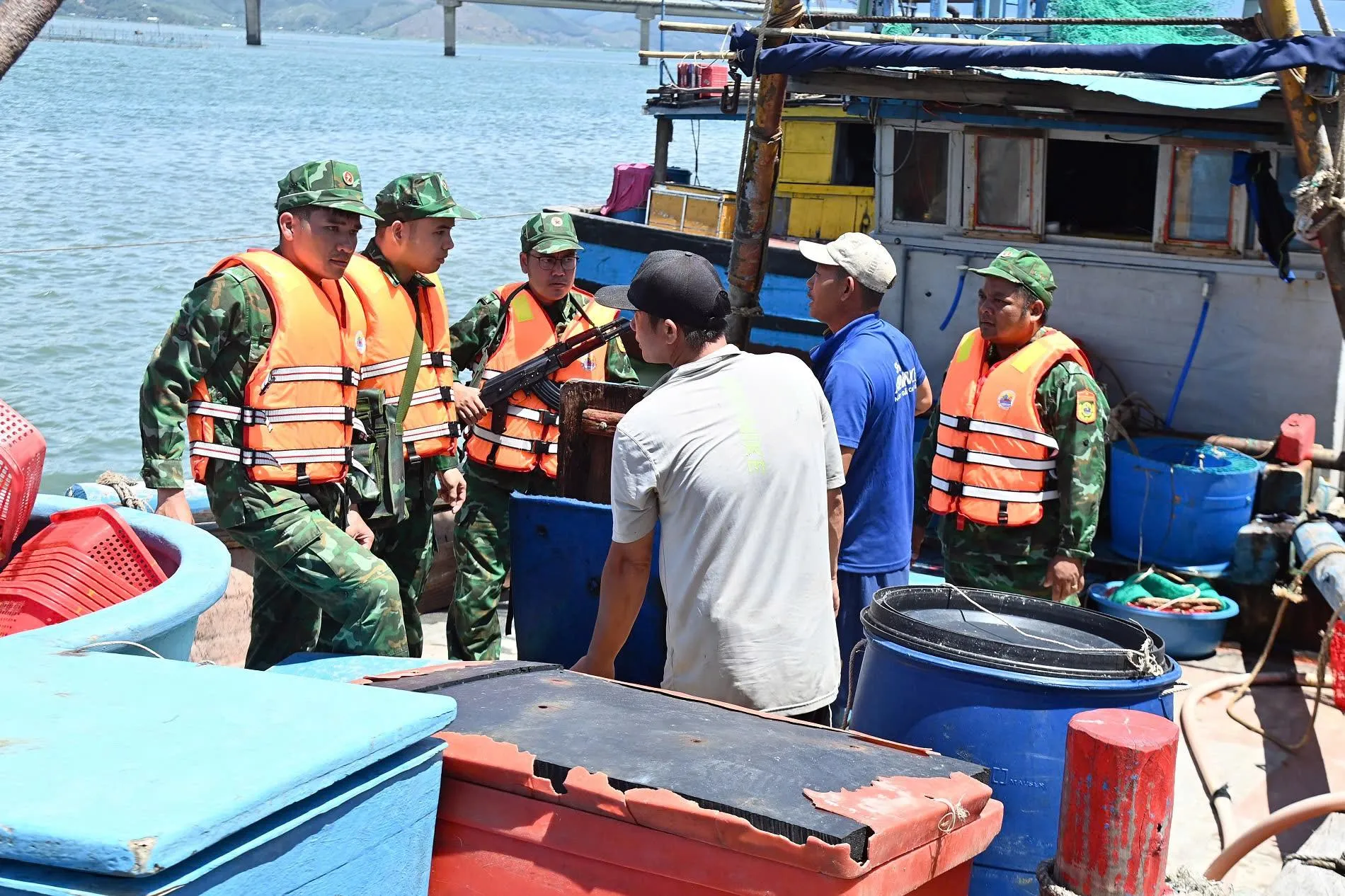 Phát hiện, xử lý 2 tàu cá khai thác thủy sản sai vùng khai thác