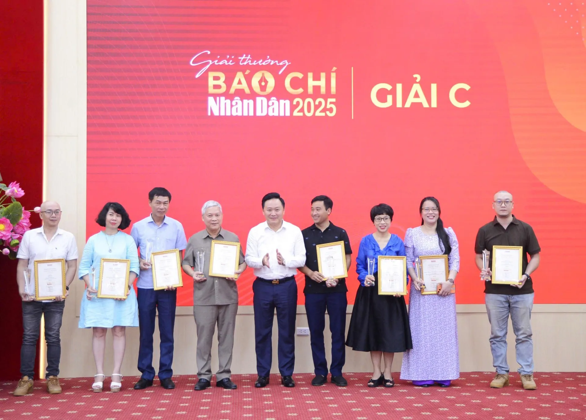 Cán bộ Báo Cựu Chiến binh Việt Nam nhận giải thưởng của Báo Nhân Dân