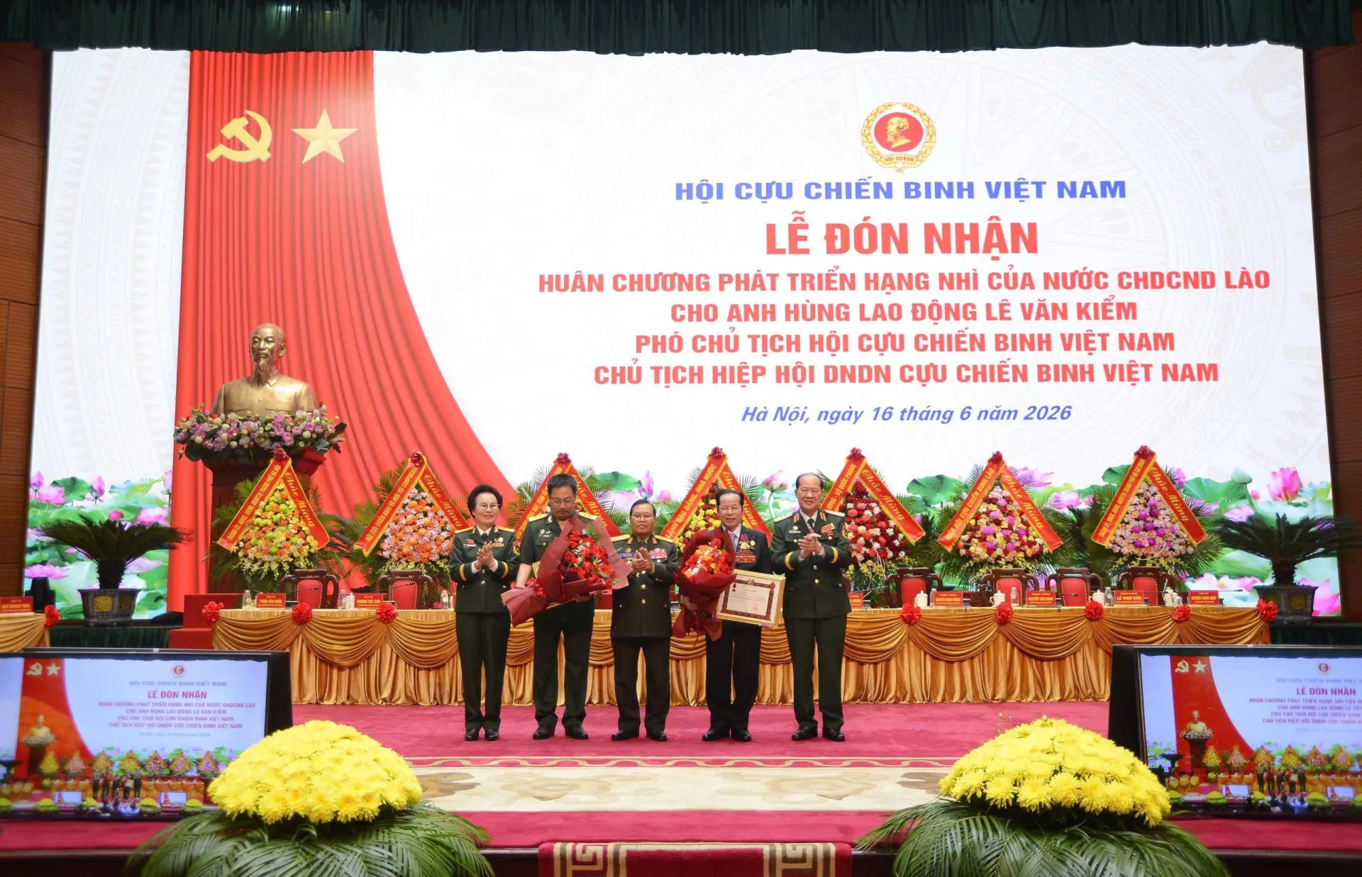 Anh hùng Lao động Lê Văn Kiểm và con trai Lê Huy Hoàng cùng nhận Huân chương Phát triển của Lào