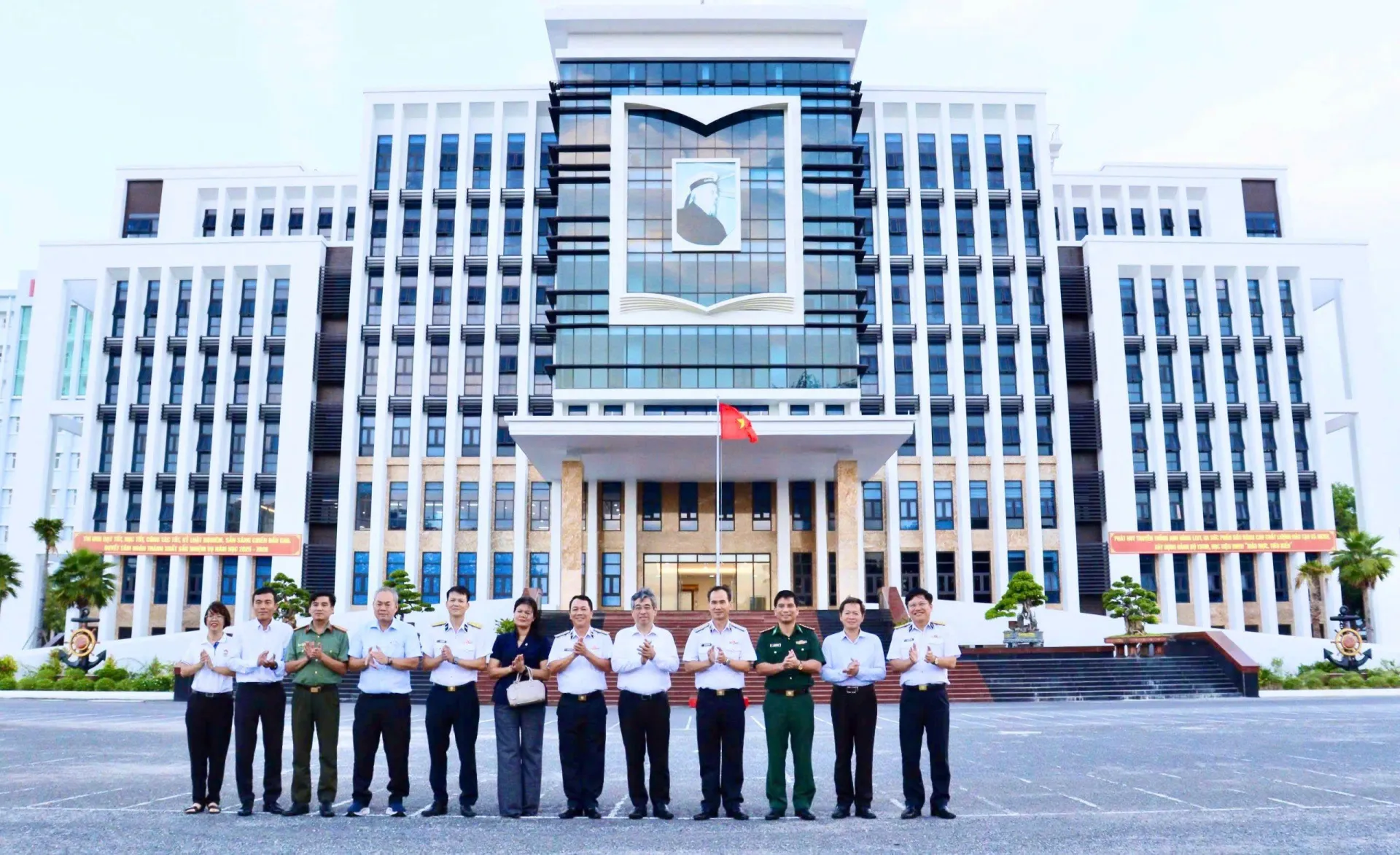 Vì biển đảo quê hương - Vì tuyến đầu Tổ quốc.