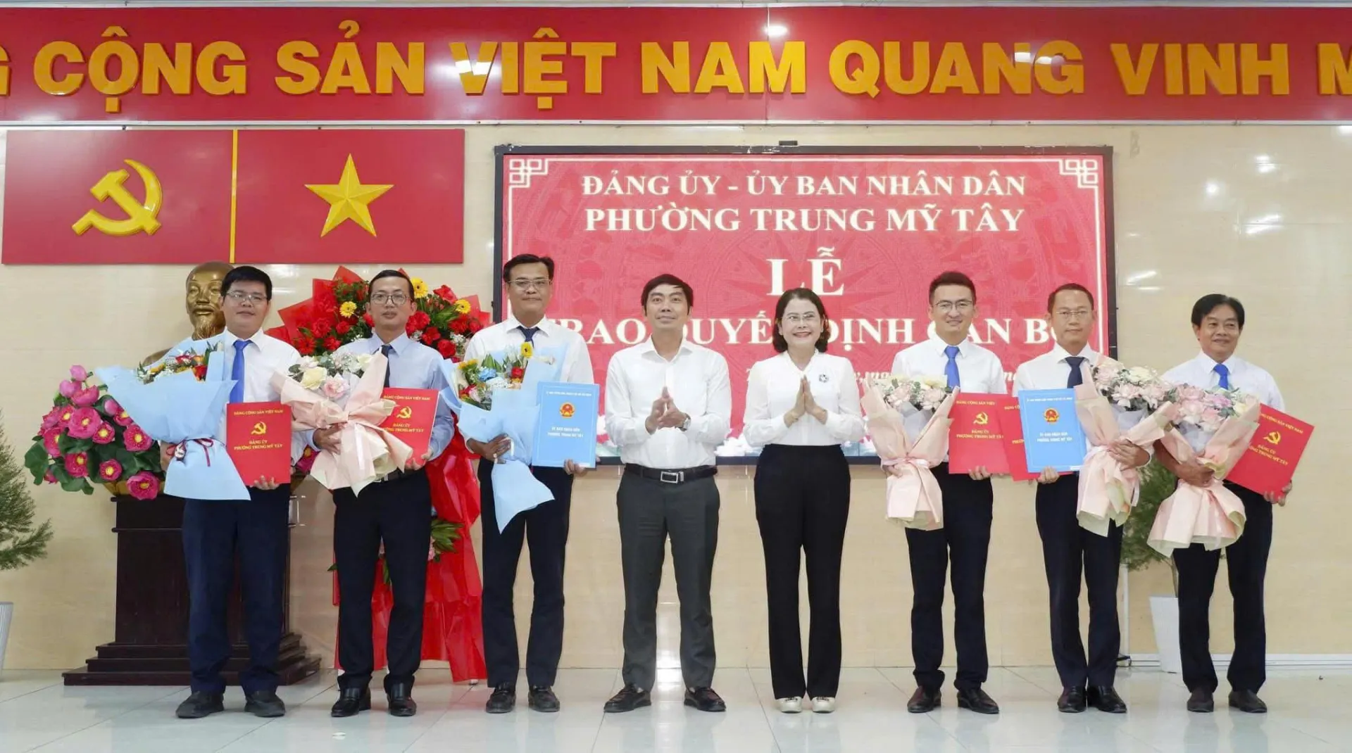 PHƯỜNG TRUNG MỸ TÂY TRAO QUYẾT ĐỊNH BỔ NHIỆM CÁN BỘ